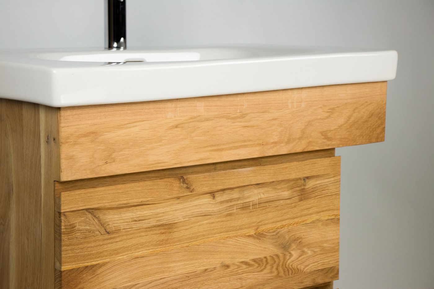 Detail Waschtisch und Keramikbecken