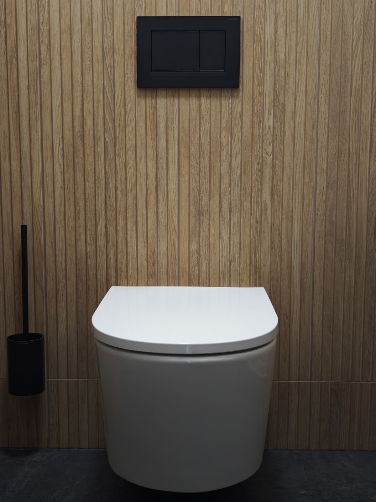 Fertiges Bad mit Wand-WC und Fliesen in Holzoptik