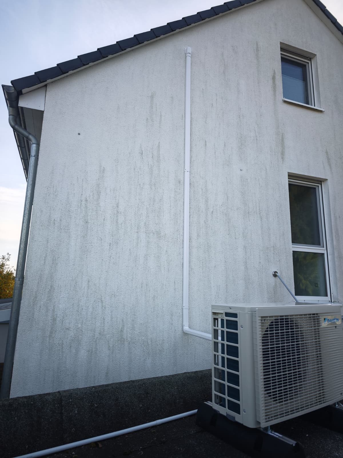 DAIKIN Außengerät an der Hauswand