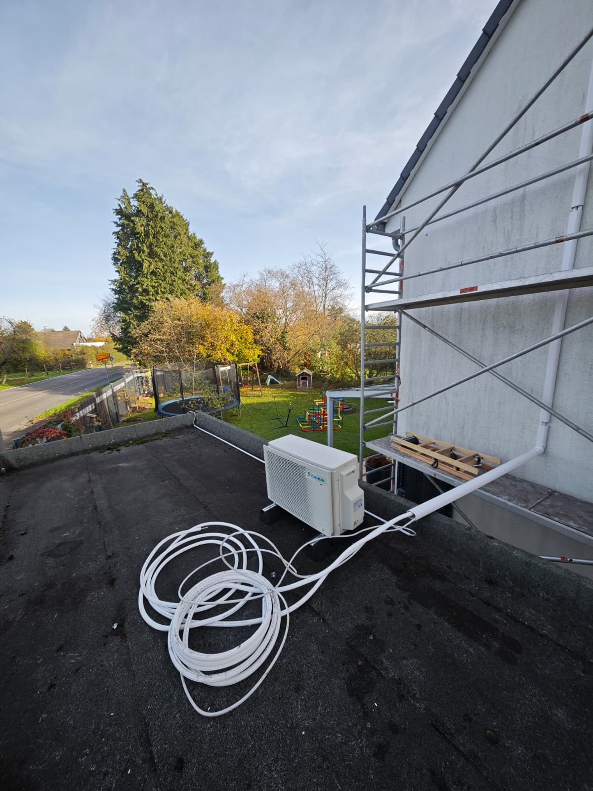 DAIKIN Außengerät auf dem Flachdach während der Montage