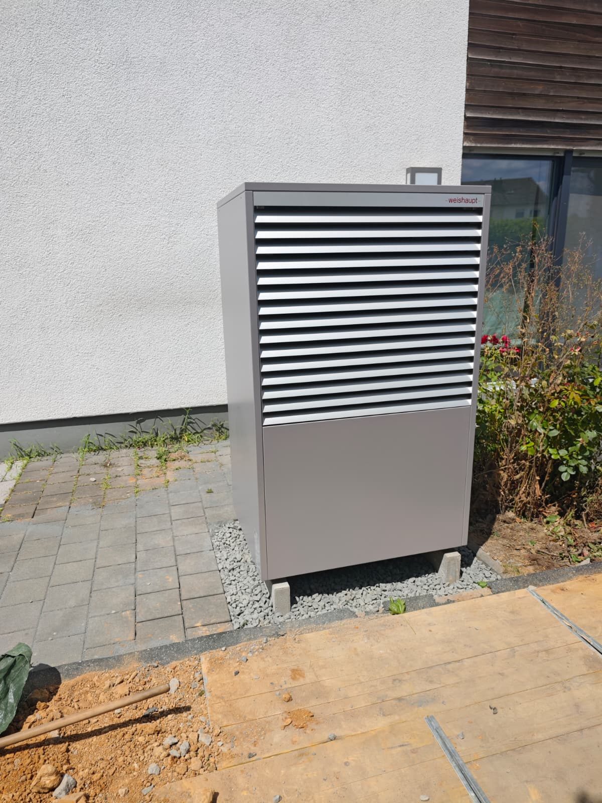 Weishaupt Aeroblock WAB 11 Wärmepumpe im Garten aufgestellt